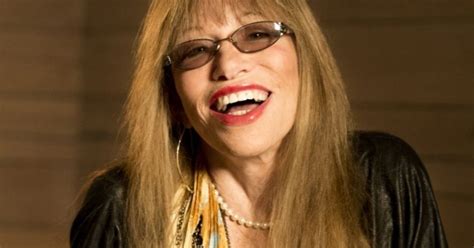 Carly Simon blows the lid off of who her mystery。